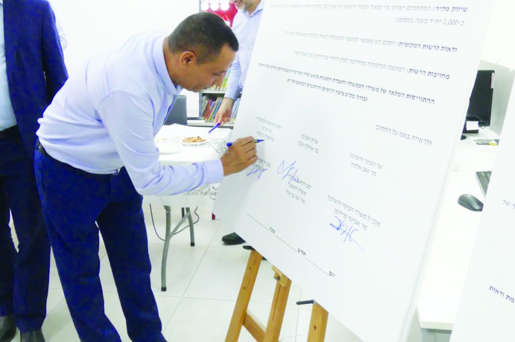 אריה גארלה ראש המועצה במעמד חתימת ההסכם. חזון שהתממש